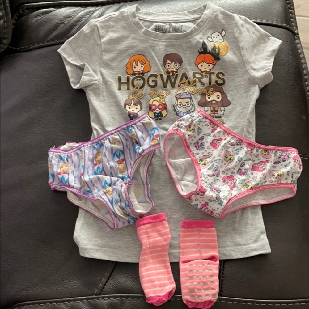 Harry Potter hog warts shirt / 2 panties / 1 sock